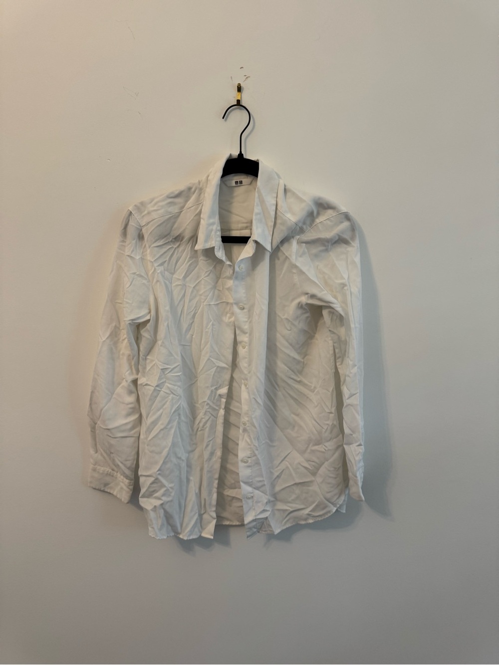 Size M Uniqlo White Button-Up Collared Shirt